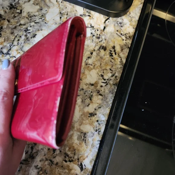 Authentic LOUIS VUITTON VERNIS RED WALLET - Picture 4 of 13